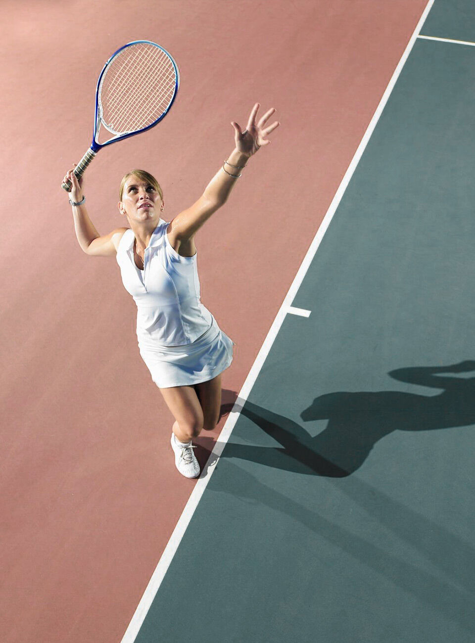 Ein Bild von einer malerischen Landschaft mit Bergen, Bäumen und einem klaren blauen Himmel.